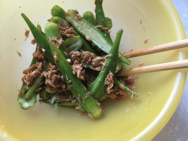 insalata di okra con tonno