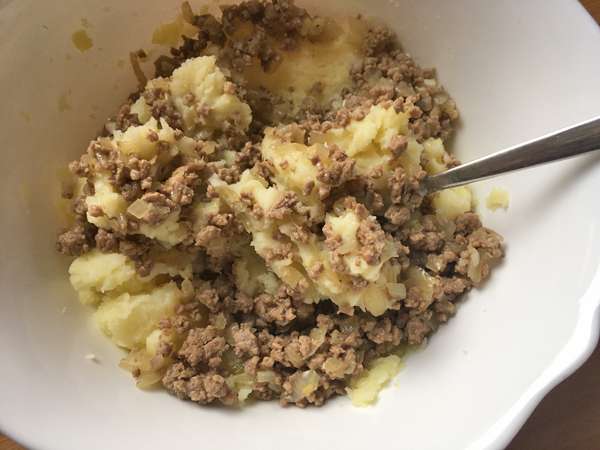 mischiare le patate e la carne con cipolla