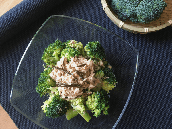 insalata di broccoli e tonno con shiokonbu