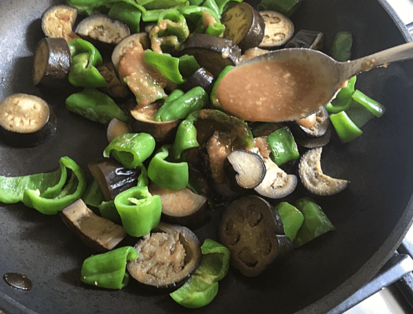 melanzane e friggitelli saltati al miso