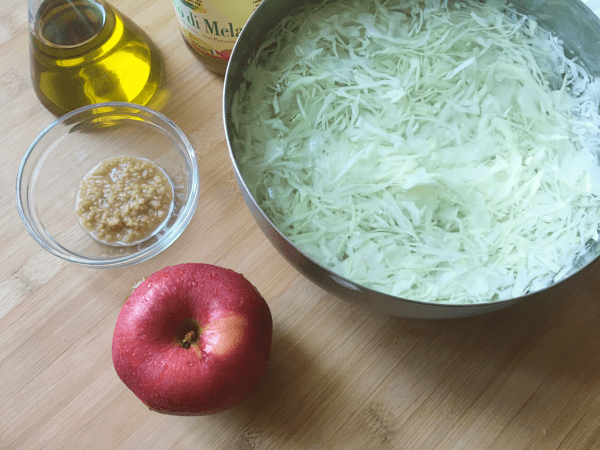 insalata di cavolo, mela con shiokoji