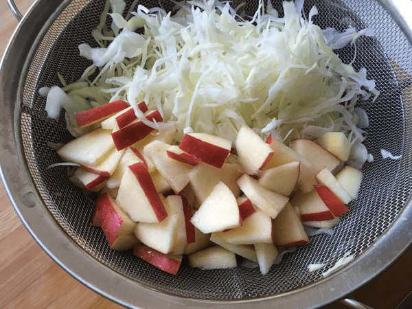 insalata di cavolo, mela con shiokoji
