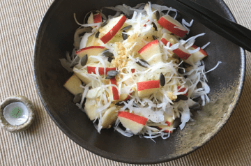 insalata di cavolo, mela con shiokoji