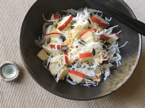 insalata di cavolo, mela con shiokoji