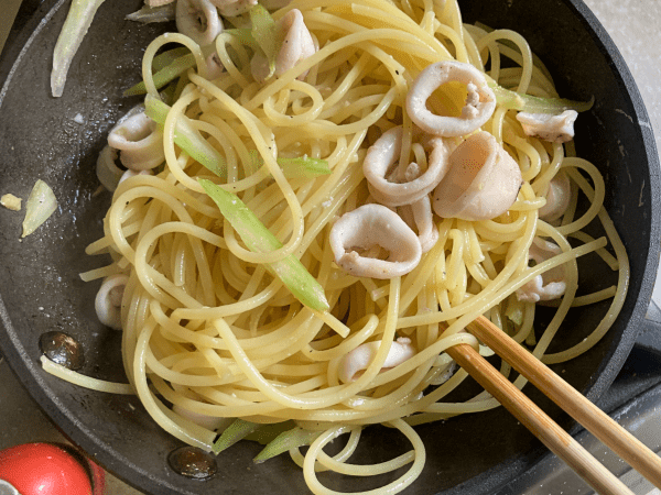 spaghetti con calamari sedano zenzero all'olio di sesamo