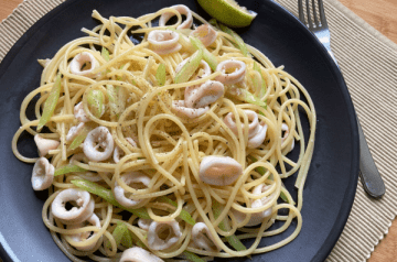 spaghetti con calamari sedano zenzero all'olio di sesamo