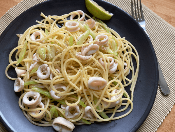 spaghetti con calamari sedano zenzero all'olio di sesamo