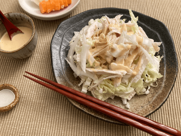 insalata di pollo e cavolo cinese alla salsa di miso mayo