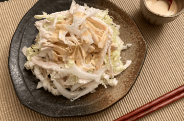 insalata di pollo e cavolo cinese alla salsa di miso mayo