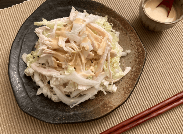 insalata di pollo e cavolo cinese alla salsa di miso mayo