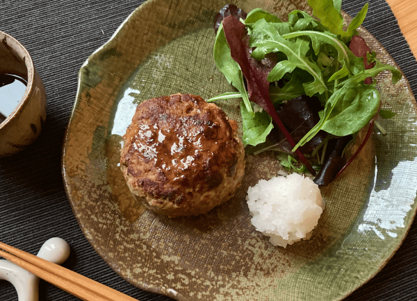 hamburger con daikon grattugiato alla salsa ponzu