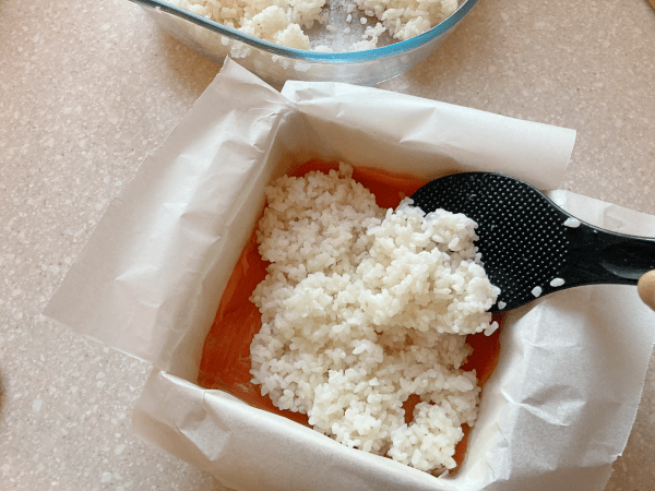 torta di sushi con salmone affumicato oshizushi