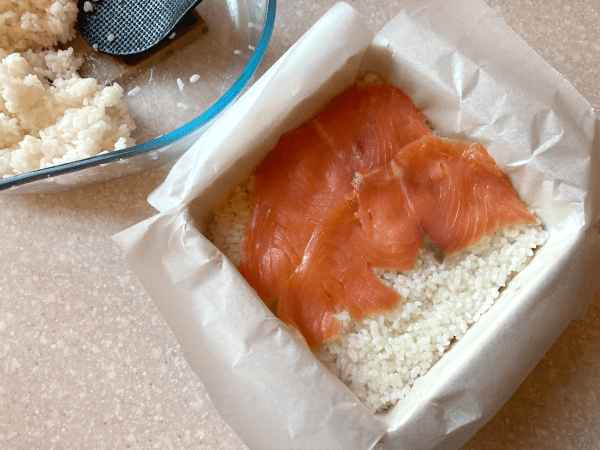 torta di sushi con salmone affumicato oshizushi