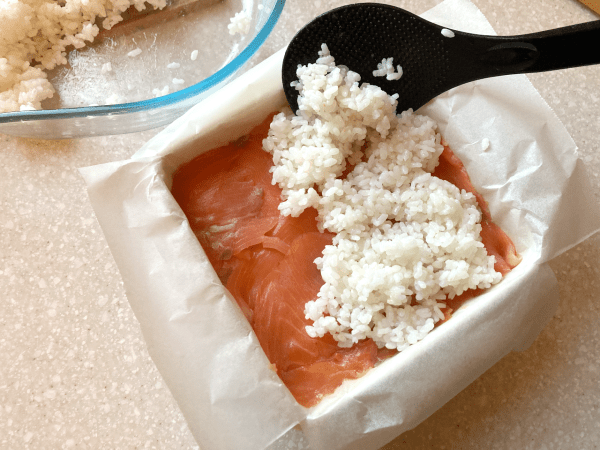 torta di sushi con salmone affumicato oshizushi