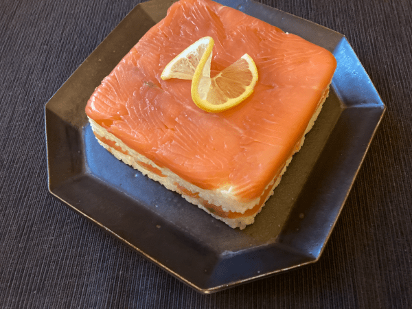 torta di sushi con salmone affumicato oshizushi