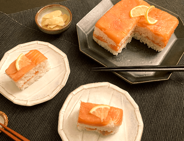 torta di sushi con salmone affumicato oshizushi