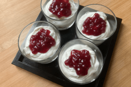 cheesecake cremoso allo yogurt nel bicchiere