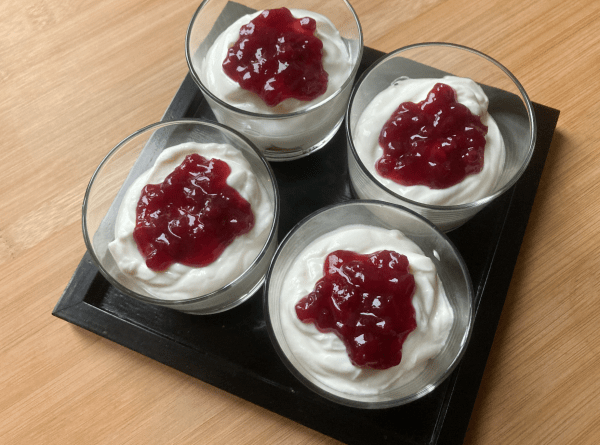 cheesecake cremoso allo yogurt nel bicchiere