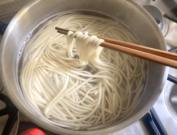 Udon in brodo all'uovo con surimi (Kakitama udon)