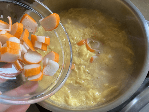 Udon in brodo all'uovo con surimi (Kakitama udon)