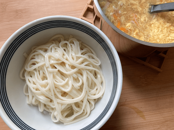 Udon in brodo all'uovo con surimi (Kakitama udon)