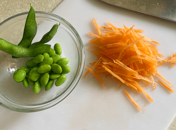 polpettine di pesce con edamame e carota