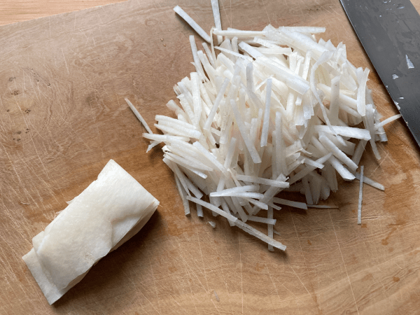 buccia di daikon, carota saltate con salsa di pesce