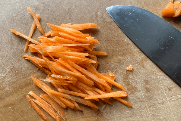 buccia di daikon, carota saltate con salsa di pesce