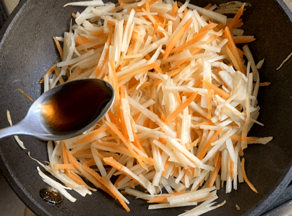 buccia di daikon, carota saltate con salsa di pesce