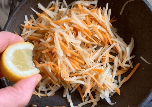 buccia di daikon, carota saltate con salsa di pesce