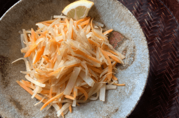 buccia di daikon, carota saltate con salsa di pesce