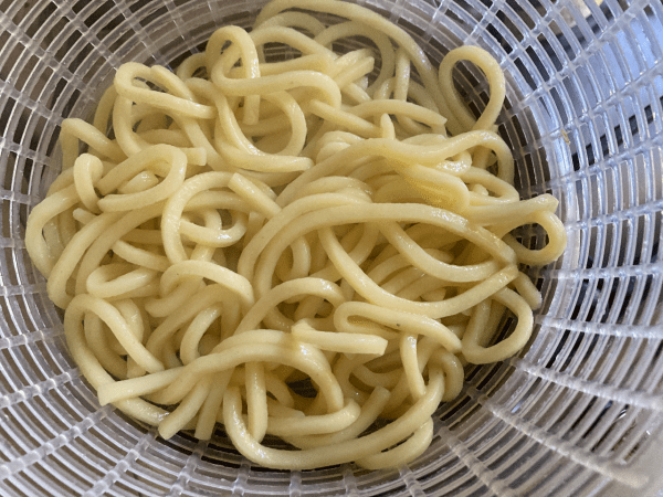 Yakisoba con calamaretti alla salsa di ostrica