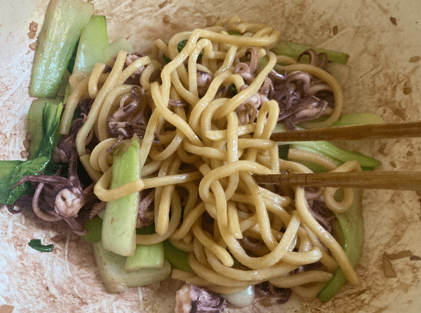 Yakisoba con calamaretti alla salsa di ostrica