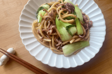 yakisoba con calamaretti e pak choi