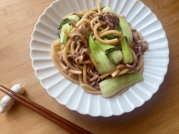 yakisoba con calamaretti e pak choi