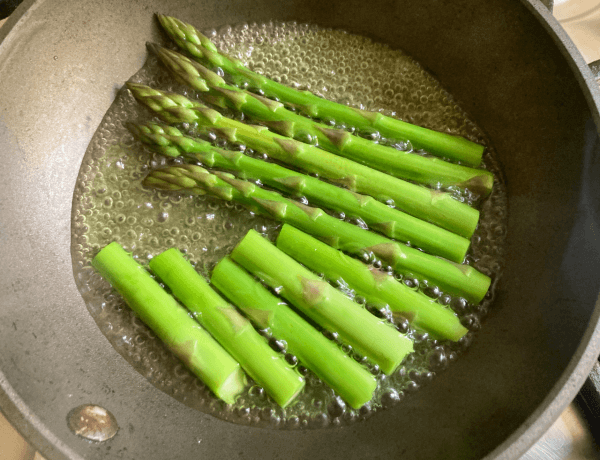 Asparagi croccanti con salsa di miso alle noci