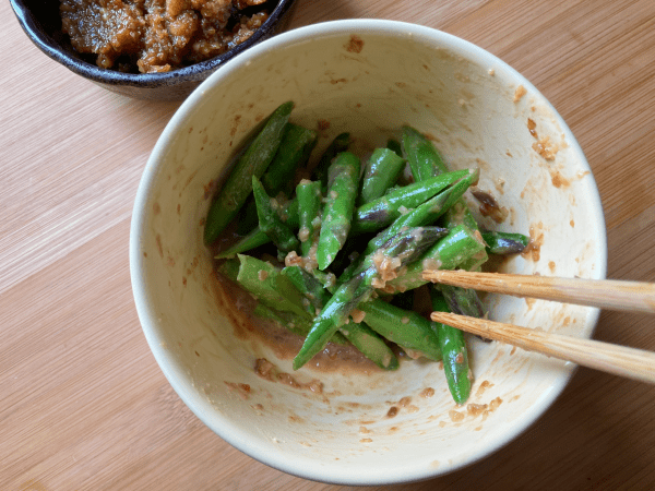 Asparagi croccanti con salsa di miso alle noci