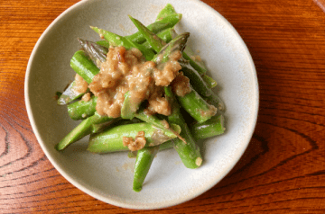 Asparagi croccanti con salsa di miso alle noci