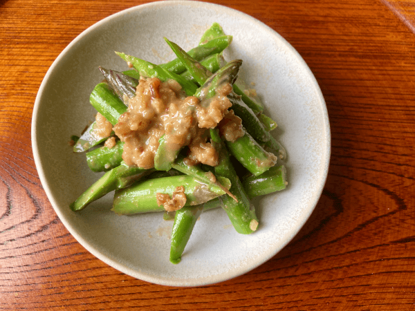 Asparagi croccanti con salsa di miso alle noci