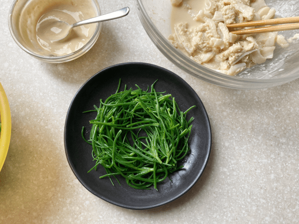 insalata di agretti e trippa alla salsa di yogurt e miso