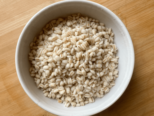 Insalata di orzo, cetriolo e noci con crema di miso e sesamo