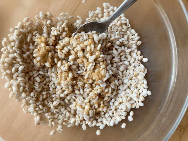 Insalata di orzo, cetriolo e noci con crema di miso e sesamo