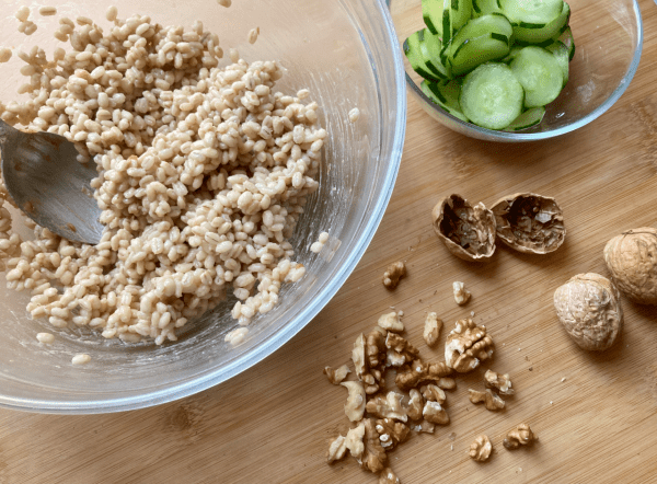 Insalata di orzo, cetriolo e noci con crema di miso e sesamo