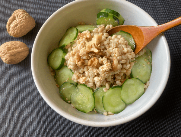 Insalata di orzo, cetriolo e noci con crema di miso e sesamo