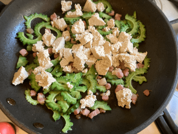 Melone amaro e tofu saltati con uovo