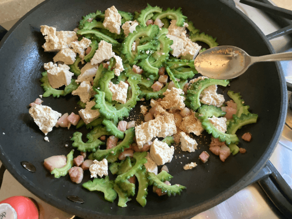 Melone amaro e tofu saltati con uovo