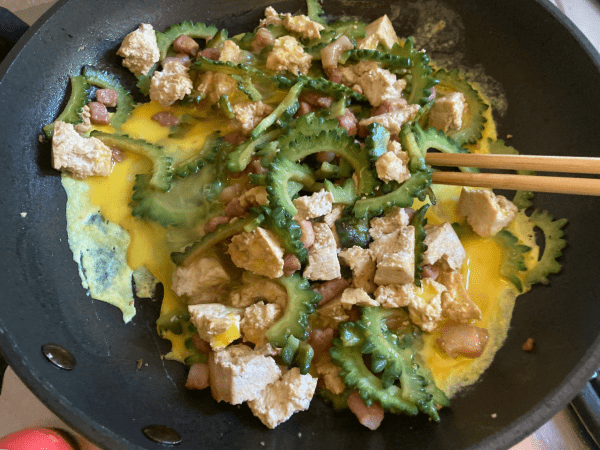 Melone amaro e tofu saltati con uovo