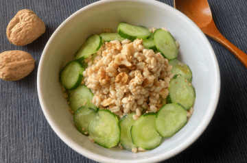 insalata di orzo alla crema di miso e sesamo