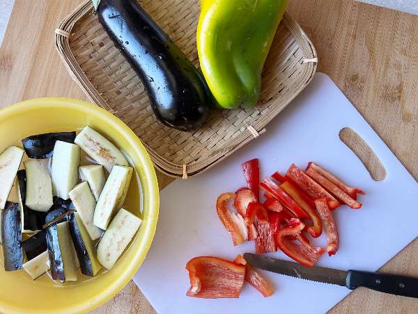 melanzana, peperone e pancetta saltati alla salsa di miso piccante