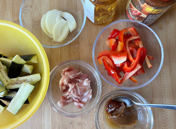 melanzana, peperone e pancetta saltati alla salsa di miso piccante